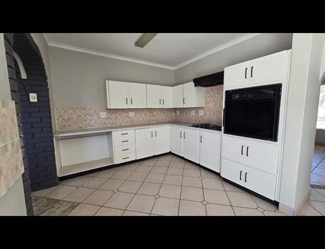 4 BEDROOM HOUSE FOR SALE IN THE ORCHARDS